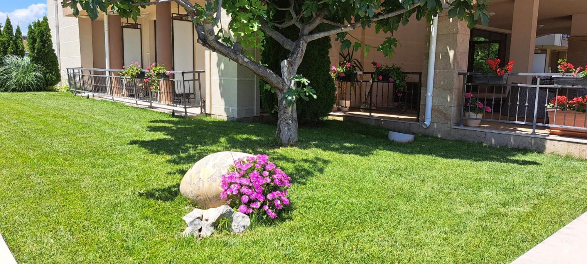 Patrick'S Apartments - Sorrento Sole Mare, Sveti Vlas Eksteriør bilde